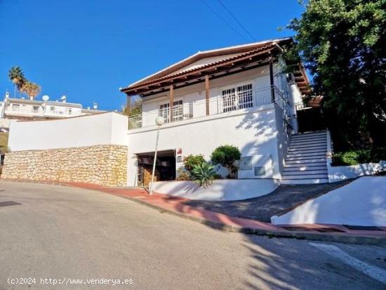 Villa independiente en Benalmádena Pueblo con piscina, garaje y vistas panorámicas. - MALAGA