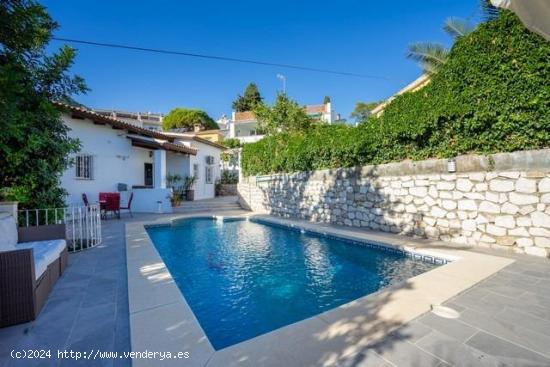 Villa independiente en Benalmádena Pueblo con piscina, garaje y vistas panorámicas. - MALAGA