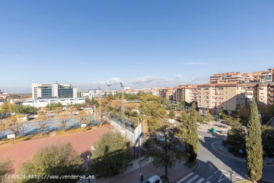 MAGNÍFICA INVERSIÓN!!! Gran piso con vistas despejadas y plaza de aparcamiento!!! - GRANADA