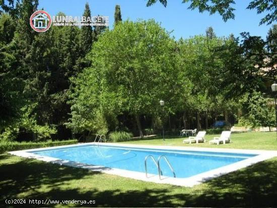 SE ALQUILA CHALET DE LUJO, urb. Los chopos, CON JARDIN  Y PISCINA PROPIOS: API LUNA AB - ALBACETE