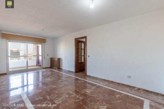  MAGNÍFICA INVERSIÓN!!! Gran piso con vistas despejadas y plaza de aparcamiento!!! - GRANADA 