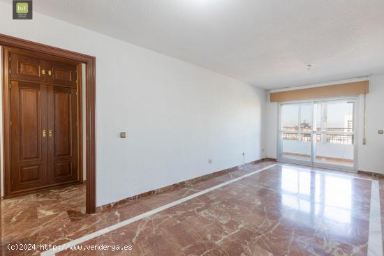 MAGNÍFICA INVERSIÓN!!! Gran piso con vistas despejadas y plaza de aparcamiento!!! - GRANADA