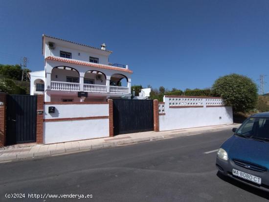 MAGNIFICA VILLA EN URBANIZACION DE BENALMADENA. - MALAGA