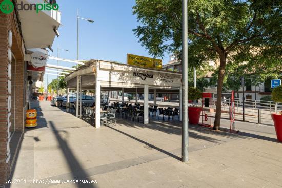 Venta por jubilación, de local + cafetería + restaurante en Armilla, frente a la parada del Metro.