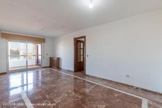 MAGNÍFICA INVERSIÓN!!! Gran piso con vistas despejadas y plaza de aparcamiento!!! - GRANADA