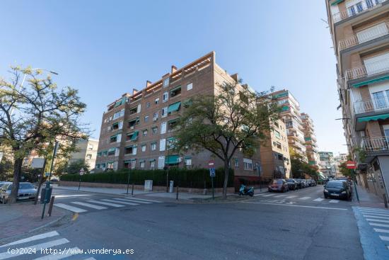 MAGNÍFICA INVERSIÓN!!! Gran piso con vistas despejadas y plaza de aparcamiento!!! - GRANADA