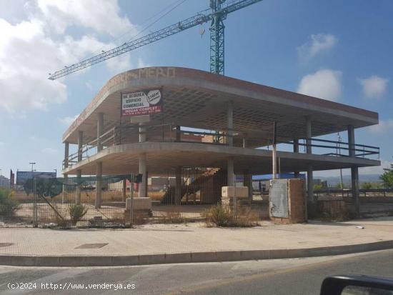 Edificio comercial, todavía en construcción (en fase de estructura) en espacio comercial Carrefour