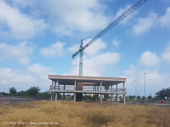 Edificio comercial, todavía en construcción (en fase de estructura) en espacio comercial Carrefour