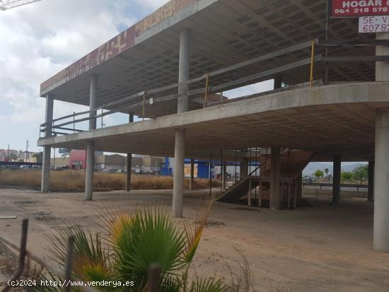 Edificio comercial, todavía en construcción (en fase de estructura) en espacio comercial Carrefour