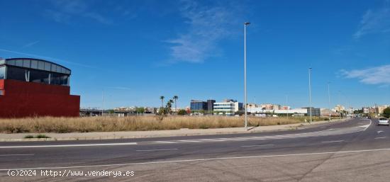 Presentamos este solar para uso Terciario (Comercial, Oficinas. Hotelero, Concesionario, etc) - CAST