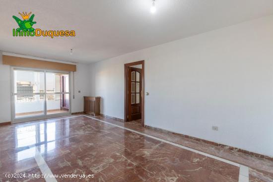 MAGNÍFICA INVERSIÓN!!! Gran piso con vistas despejadas y plaza de aparcamiento!!! - GRANADA