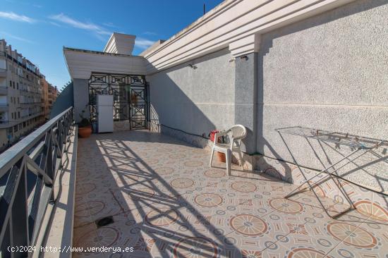 Ático con Amplia Terraza y Licencia Turística en Torrevieja - ALICANTE