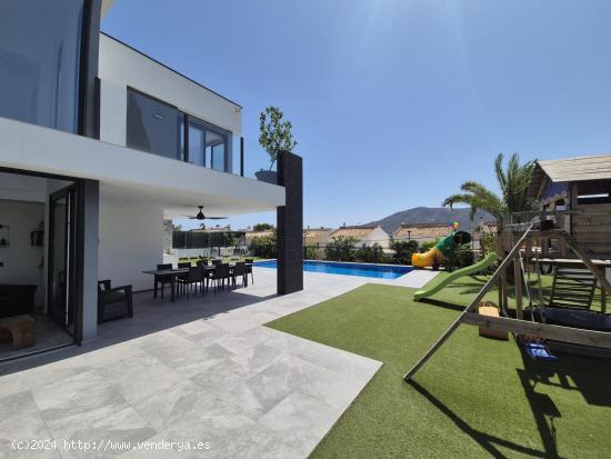 Moderna Villa de Lujo en el Corazón de Alfaz del Pi - ALICANTE