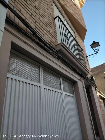 EN VENTA CASA ADOSADA CON GARAJE-COCHERA PRIVADA - CASTELLON