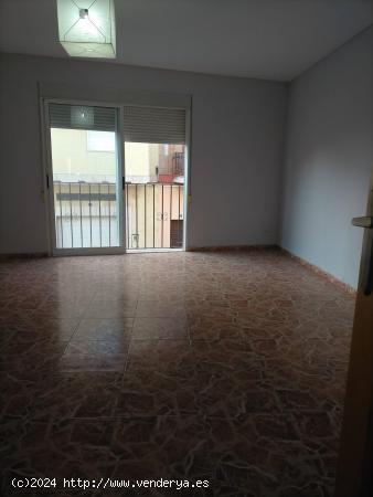 EN VENTA CASA ADOSADA CON GARAJE-COCHERA PRIVADA - CASTELLON