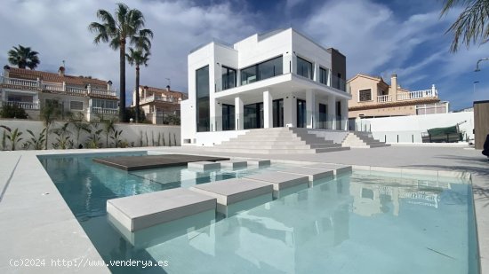 Villa en venta a estrenar en Torrevieja (Alicante)