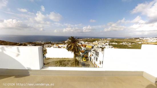 Amplia casa de tres plantas con vistas al mar en Bañaderos, Arucas - LAS PALMAS