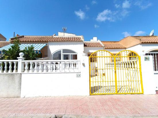 ADOSADO CON LICENCIA TURÍSTICA, VISTAS DESPEJADAS, SOLÁRIUM Y PISCINA COMUNITARIA - ALICANTE