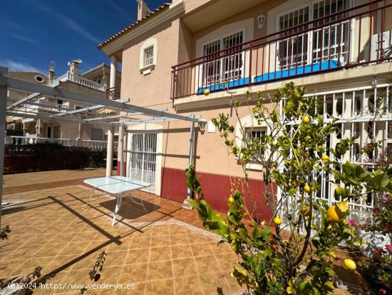 Amplia casa adosada con garaje subterráneo y gran terreno - ALICANTE