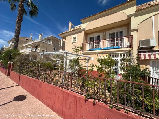 Amplia casa adosada con garaje subterráneo y gran terreno - ALICANTE