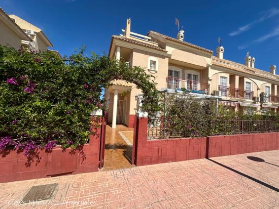 Amplia casa adosada con garaje subterráneo y gran terreno - ALICANTE