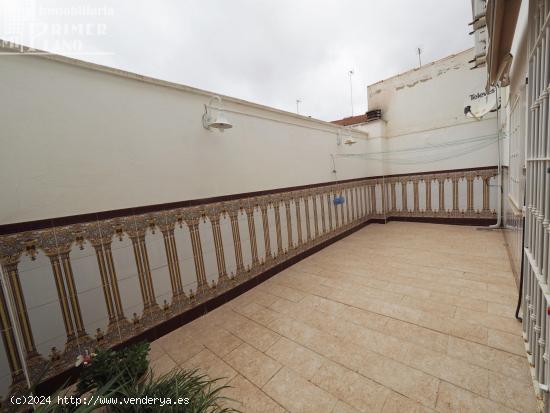 *Casa adosada de 200 m2, con 4 dorm, 2 baños, garaje, patio, cocinilla y buhardilla, solo 148.000