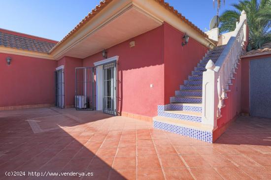 ESPECTACULAR VILLA INDEPENDIENTE DE 6 DORMITORIOS CON PISCINA PRIVADA - ZONA TORRETA FLORIDA - - ALI