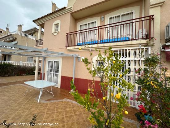 Amplia casa adosada con garaje subterráneo y gran terreno - ALICANTE