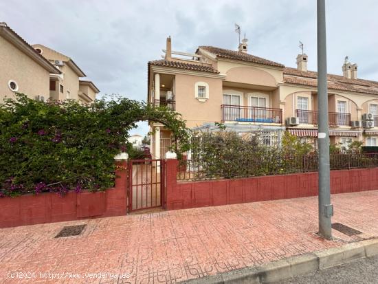 Amplia casa adosada con garaje subterráneo y gran terreno - ALICANTE