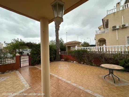 Amplia casa adosada con garaje subterráneo y gran terreno - ALICANTE