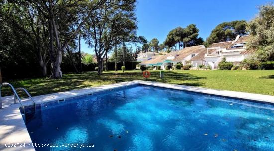 MARAVILLOSO ADOSADO EN UNA URBANIZACIÓN PRIVADA CON PISCINA EN LA ZONA DE NUEVA ANDALUCIA - MALAGA