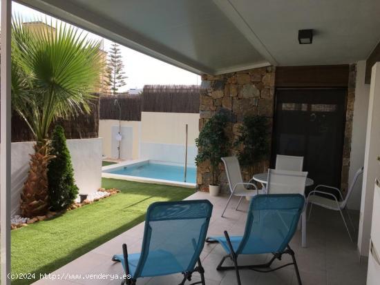 Precioso chalet con piscina privada en Las Lomas de Cabo Roig. - ALICANTE