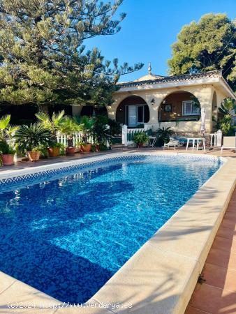 Chalet con Vistas Despejadas y Piscina Propia en Los Balcones - ALICANTE