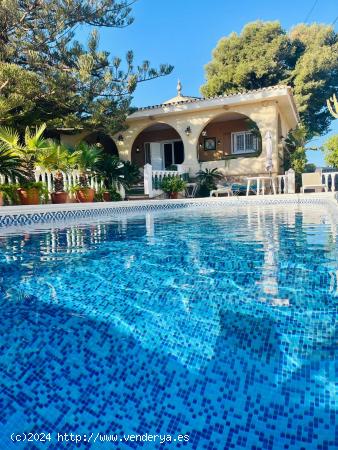 Chalet con Vistas Despejadas y Piscina Propia en Los Balcones - ALICANTE