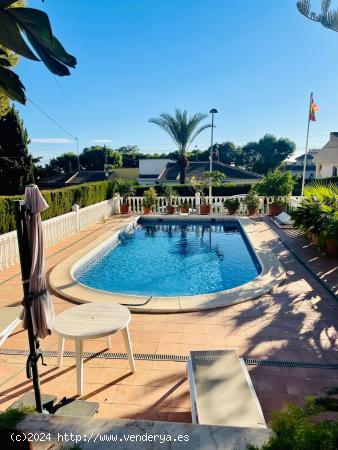 Chalet con Vistas Despejadas y Piscina Propia en Los Balcones - ALICANTE