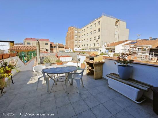 LUMINOSA CASA DE 5 HABITACIONES CON PATIO Y GARAJE - BARCELONA