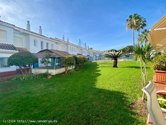 PRECIOSO ADOSADO EN LA COSTA ORIENTACIÓN SUR - HUELVA