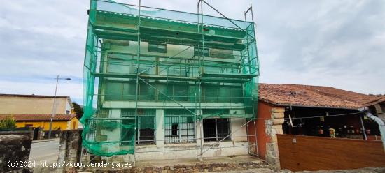 CONJUNTO DE EDIFICACIONES EN VILLANUEVA DE LA PEÑA.- - CANTABRIA