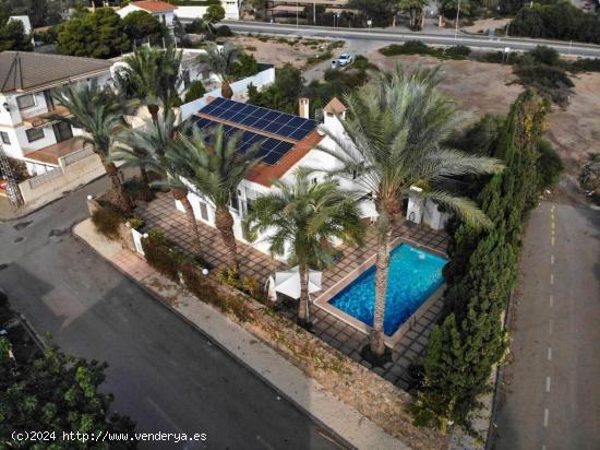 Exclusiva villa con 5 dormitorios y piscina privada en Calarreona - MURCIA