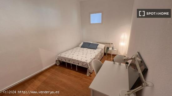 Alquiler de habitaciones en piso de 3 dormitorios en Malasaña - MADRID