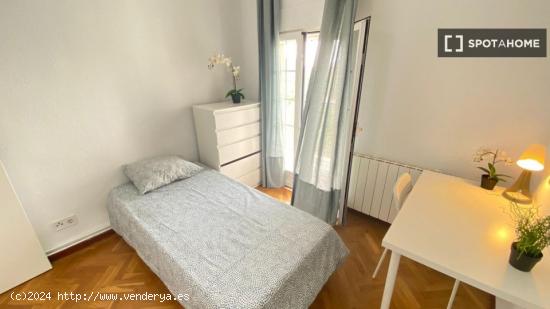 Alquiler de habitaciones en piso de 6 dormitorios en Portazgo - MADRID