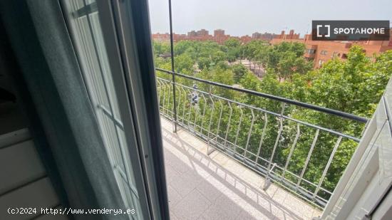 Alquiler de habitaciones en piso de 6 dormitorios en Portazgo - MADRID