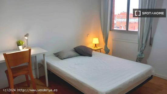 Se alquilan habitaciones en apartamento de 2 dormitorios en Palomeras Sureste - MADRID