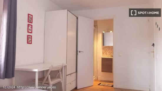 Se alquilan habitaciones en apartamento de 2 dormitorios en Palomeras Sureste - MADRID