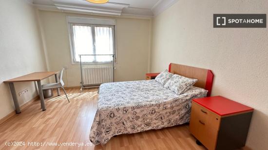 Alquiler de habitaciones en apartamento de 4 dormitorios en Atocha - MADRID