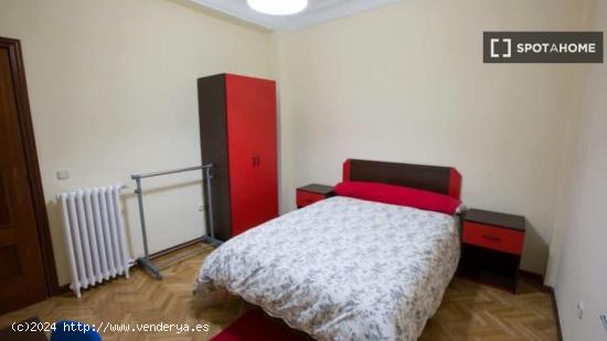 Alquiler de habitaciones en apartamento de 4 dormitorios en Pacífico - MADRID