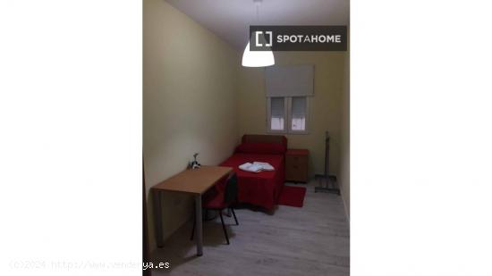 Se alquilan habitaciones en un apartamento de 5 dormitorios en Atocha - MADRID