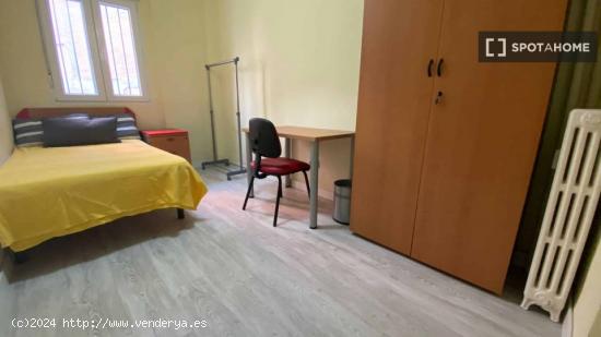 Se alquilan habitaciones en un apartamento de 5 dormitorios en Atocha - MADRID