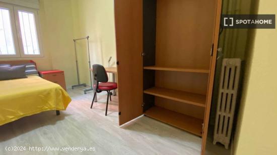 Se alquilan habitaciones en un apartamento de 5 dormitorios en Atocha - MADRID