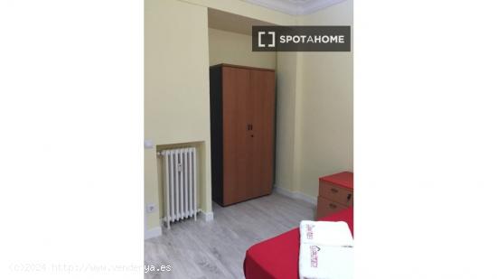 Se alquilan habitaciones en un apartamento de 5 dormitorios en Atocha - MADRID